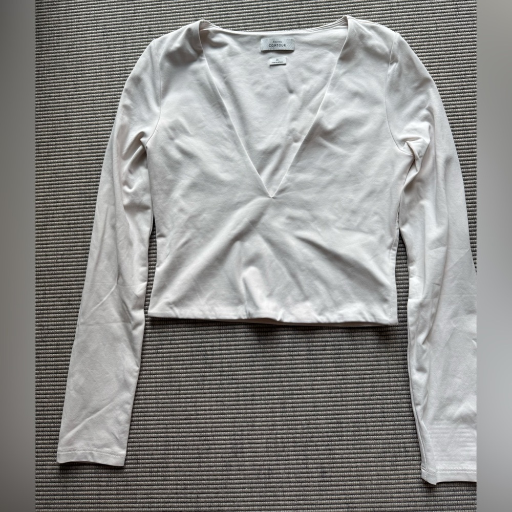 Aritzia Babaton v neck crop top. Size medium.